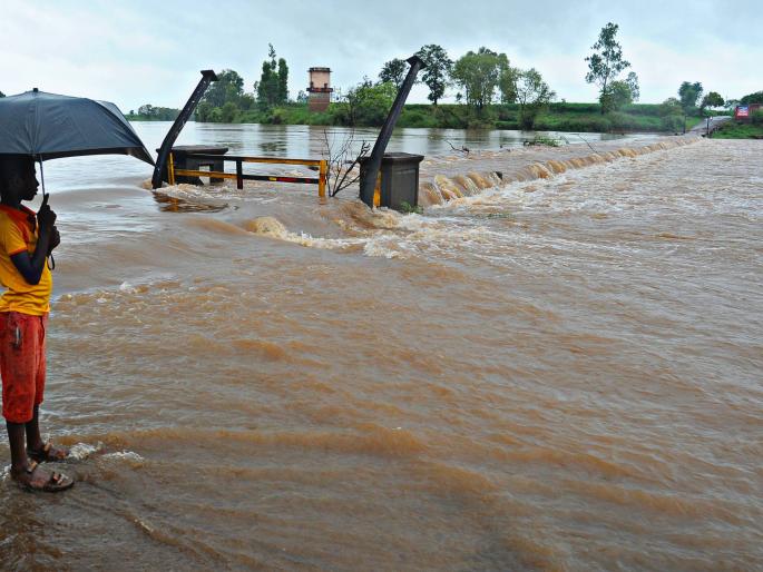 2 roads in the district closed due to rains | पावसामुळे कोल्हापूर जिल्ह्यातील 2 मार्ग बंद 2 roads in the district closed due to rains | पावसामुळे कोल्हापूर जिल्ह्यातील 2 मार्ग बंद