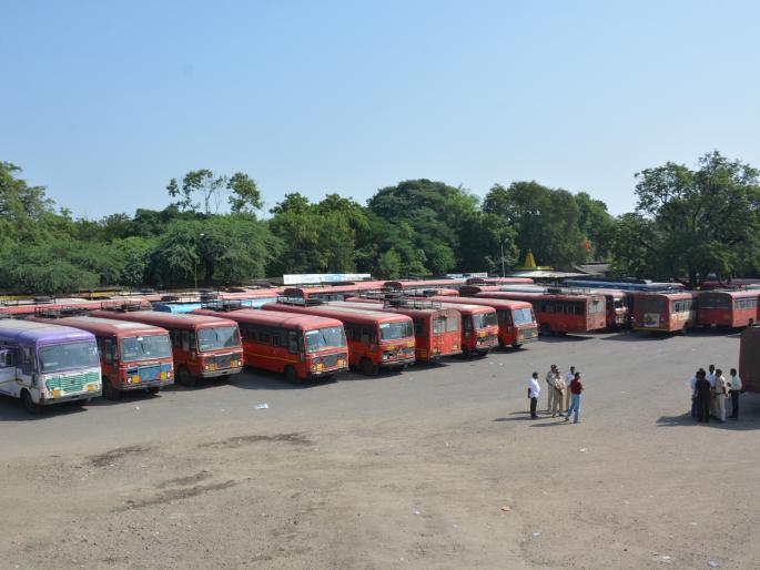 Aklol ST's 100% flyover | अकोल्यात एसटीचा शतप्रतिशत चक्का जाम Aklol ST's 100% flyover | अकोल्यात एसटीचा शतप्रतिशत चक्का जाम