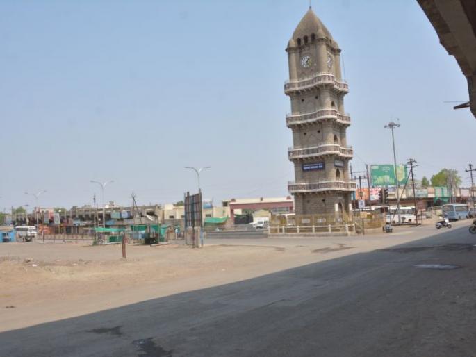 Strict restrictions, strict enforcement, road deserted on the first day | लॉकडाऊनला अकोलेकरांचा प्रतिसाद; पहिल्या दिवशी शुकशुकाट Strict restrictions, strict enforcement, road deserted on the first day | लॉकडाऊनला अकोलेकरांचा प्रतिसाद; पहिल्या दिवशी शुकशुकाट