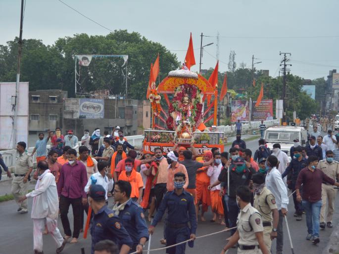 Shri Rajeshwar's palanquin arrives in the Akola city with the sound of 'Jai Bhole' | कोरोनाच्या सावटातही राजराजेश्वराला जलाभिषेकाची परंपरा अखंडित Shri Rajeshwar's palanquin arrives in the Akola city with the sound of 'Jai Bhole' | कोरोनाच्या सावटातही राजराजेश्वराला जलाभिषेकाची परंपरा अखंडित