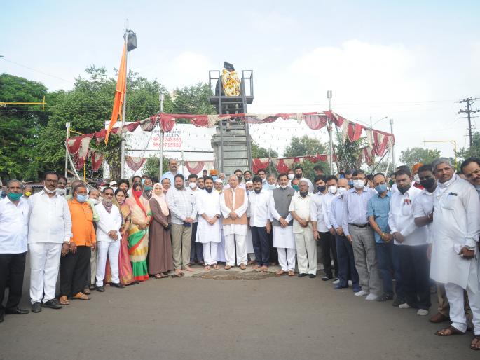 Shahu Maharaj Jayanti at his birth place in Kolhapur, greetings from dignitaries | कोल्हापुरात जन्मस्थळावर शाहू महाराज जयंती, मान्यवरांकडून अभिवादन Shahu Maharaj Jayanti at his birth place in Kolhapur, greetings from dignitaries | कोल्हापुरात जन्मस्थळावर शाहू महाराज जयंती, मान्यवरांकडून अभिवादन