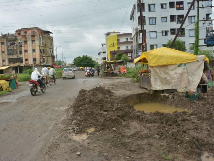 Roads dug under the pretext of laying pipelines | जलवाहिनीचे जाळे टाकण्याच्या सबबीखाली खोदले रस्ते Roads dug under the pretext of laying pipelines | जलवाहिनीचे जाळे टाकण्याच्या सबबीखाली खोदले रस्ते