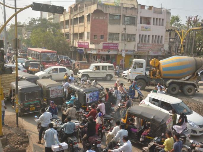 Traffic jam to the city of Akola | अकोला शहराला बेताल वाहतुकीचा विळखा Traffic jam to the city of Akola | अकोला शहराला बेताल वाहतुकीचा विळखा