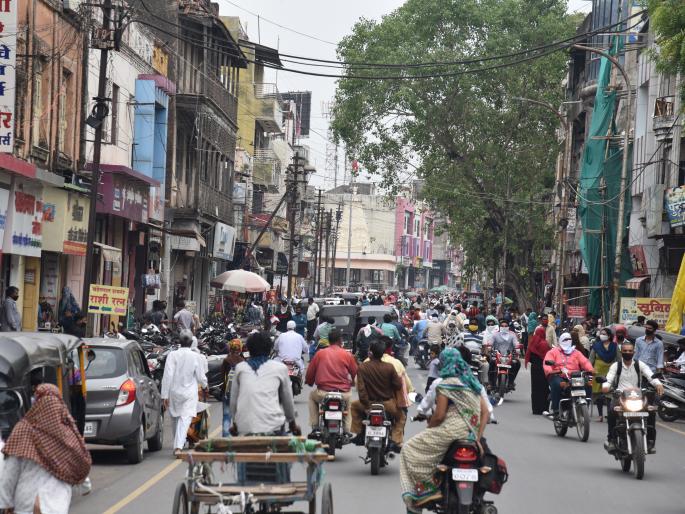 Akola Unlock: The crowd erupted as soon as the restrictions were relaxed | Akola Unlock : निर्बंध शिथिल होताच उसळली गर्दी Akola Unlock: The crowd erupted as soon as the restrictions were relaxed | Akola Unlock : निर्बंध शिथिल होताच उसळली गर्दी