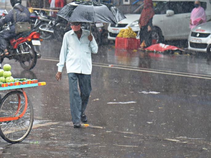 Crowds for shopping even in the rain, loosening the lockdown keeps the hustle and bustle going | CoronaVIrus Kolhapur : पावसातही खरेदीसाठी गर्दी, लॉकडाऊन शिथील केल्याने वर्दळ कायम Crowds for shopping even in the rain, loosening the lockdown keeps the hustle and bustle going | CoronaVIrus Kolhapur : पावसातही खरेदीसाठी गर्दी, लॉकडाऊन शिथील केल्याने वर्दळ कायम