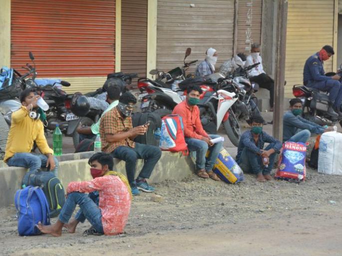Lockdown: lobours from other states migration begins | Lockdown : परप्रांतीयांना घराची ओढ; भर उन्हात पायी प्रवास Lockdown: lobours from other states migration begins | Lockdown : परप्रांतीयांना घराची ओढ; भर उन्हात पायी प्रवास
