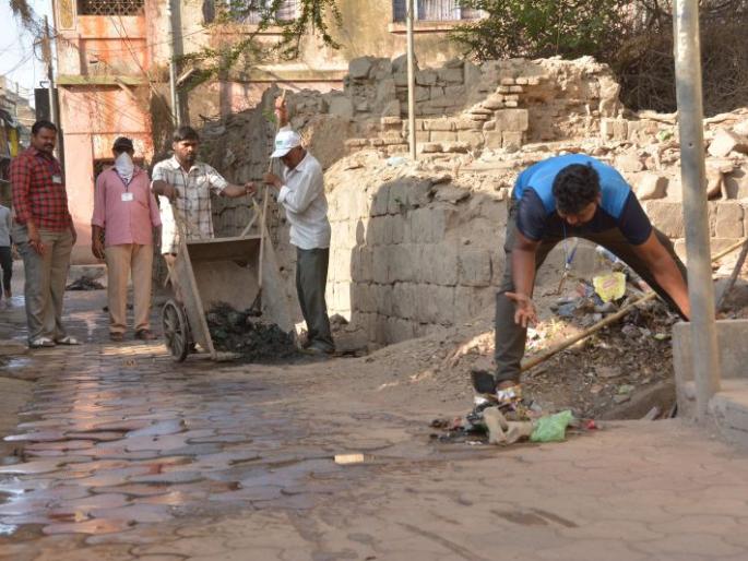 No safety devices; Sweepers do their duty at the risk of their lives | सुरक्षा साधने नाहीत; जीव धोक्यात घालून सफाई कर्मचारी निभावतात कर्तव्य No safety devices; Sweepers do their duty at the risk of their lives | सुरक्षा साधने नाहीत; जीव धोक्यात घालून सफाई कर्मचारी निभावतात कर्तव्य