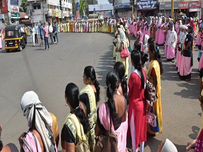 Anganwadi workers block the road in Kolhapur, disrupting traffic | कोल्हापुरात अंगणवाडी कर्मचाऱ्यांकडून रास्ता रोको, वाहतूक विस्कळीत Anganwadi workers block the road in Kolhapur, disrupting traffic | कोल्हापुरात अंगणवाडी कर्मचाऱ्यांकडून रास्ता रोको, वाहतूक विस्कळीत