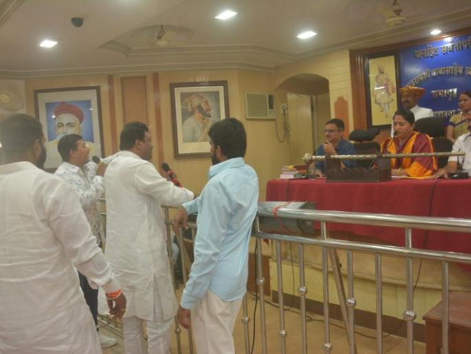 Akola municipal corporation general meeting | महापालिकेचे सभागृह बनले आखाडा;खडाजंगी, गदारोळात सर्व विषय मंजूर Akola municipal corporation general meeting | महापालिकेचे सभागृह बनले आखाडा;खडाजंगी, गदारोळात सर्व विषय मंजूर
