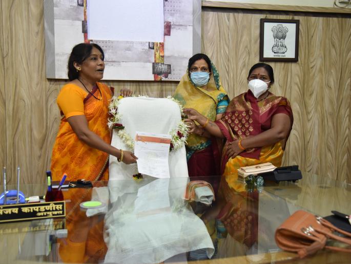 Akola : Shiv Sena put garland on the Commissioner's chair | आयुक्तांच्या खुर्चीला घातला शिवसेनेने हार Akola : Shiv Sena put garland on the Commissioner's chair | आयुक्तांच्या खुर्चीला घातला शिवसेनेने हार