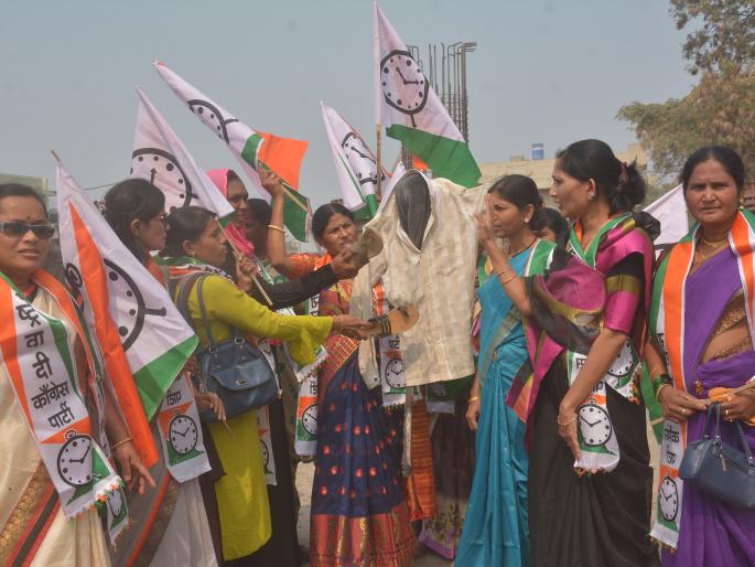 NCP women angry : beaten symbolic statue of Babanrao Lonikar | बबनराव लोणीकरांच्या प्रतिकात्मक पुतळ्याला चपलांचा मार NCP women angry : beaten symbolic statue of Babanrao Lonikar | बबनराव लोणीकरांच्या प्रतिकात्मक पुतळ्याला चपलांचा मार