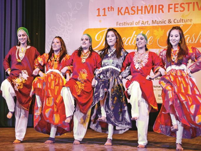 'Maharashtrian Fusion-Kashmiri Fusion' is a beautiful invention of dance; program in Pune | ‘महाराष्ट्रीय फ्युजन-काश्मिरी फ्युजन’ नृत्याचा सुंदर आविष्कार; जिंकली पुणेकरांची मने 'Maharashtrian Fusion-Kashmiri Fusion' is a beautiful invention of dance; program in Pune | ‘महाराष्ट्रीय फ्युजन-काश्मिरी फ्युजन’ नृत्याचा सुंदर आविष्कार; जिंकली पुणेकरांची मने
