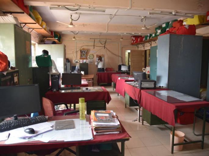 Week of five days: First day Late Latif employees | पाच दिवसांचा आठवडा : पहिला दिवस लेट लतिफ कर्मचाऱ्यांचाच Week of five days: First day Late Latif employees | पाच दिवसांचा आठवडा : पहिला दिवस लेट लतिफ कर्मचाऱ्यांचाच