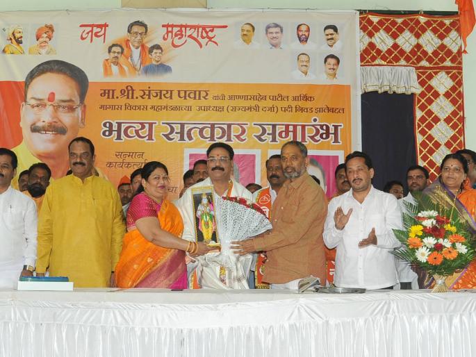 Kolhapur: Select Shiv Sena MP: Arun Dudhwadkar: Sanjay Pawar's felicitation ceremony | कोल्हापूर : शिवसेनेचा खासदार निवडून आणा: अरुण दुधवडकर : संजय पवार यांचा सत्कार समारंभ Kolhapur: Select Shiv Sena MP: Arun Dudhwadkar: Sanjay Pawar's felicitation ceremony | कोल्हापूर : शिवसेनेचा खासदार निवडून आणा: अरुण दुधवडकर : संजय पवार यांचा सत्कार समारंभ