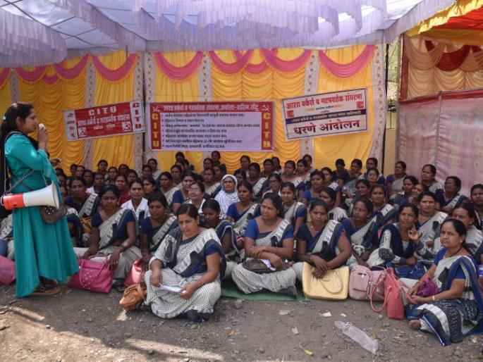 Asha Workers-Group Promoters agitation in Akola | आशा वर्कर्स-गटप्रवर्तकांनी दिले धरणे! Asha Workers-Group Promoters agitation in Akola | आशा वर्कर्स-गटप्रवर्तकांनी दिले धरणे!
