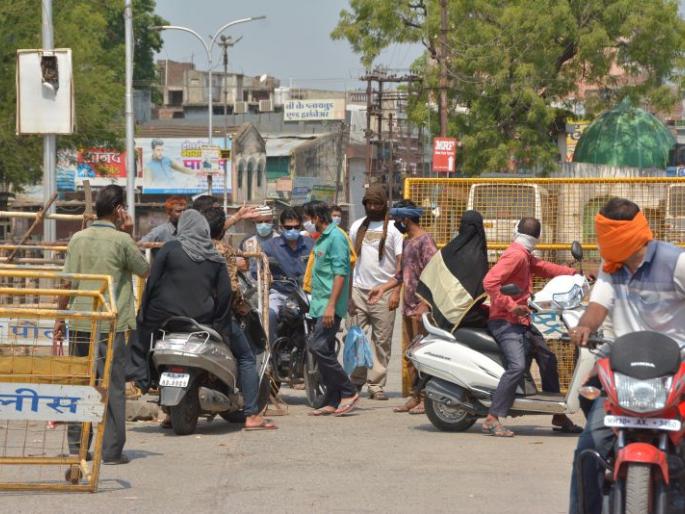 Restrictions for 'containment zones'; Milk, groceries, drug dealers banned from going out! | 'कंटेनमेंट झोन'साठी निर्बंध; दूध, किराणा, औषध विक्रेत्यांना बाहेर निघण्यास मनाई!