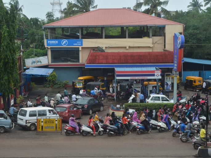 Flood control in Ratnagiri district but shortage of milk, vegetables and fuel for people | रत्नागिरी पूर: जिल्ह्यातील पूरस्थिती आटोक्यात; दूध, भाजी, इंधनाची मात्र टंचाई Flood control in Ratnagiri district but shortage of milk, vegetables and fuel for people | रत्नागिरी पूर: जिल्ह्यातील पूरस्थिती आटोक्यात; दूध, भाजी, इंधनाची मात्र टंचाई