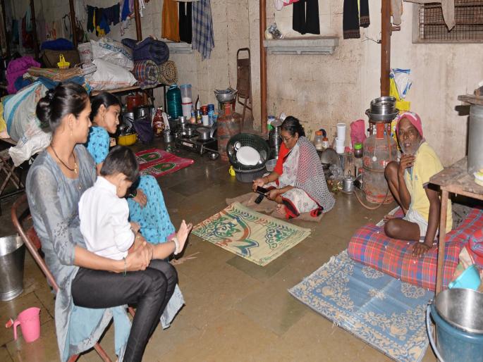 The issue of migration of 1223 people in 13 villages of Chiplun taluka | दिवसा घरी अन् रात्री निवारा केंद्रावर!, चिपळुणात कायमस्वरूपी स्थलांतराचा प्रश्न The issue of migration of 1223 people in 13 villages of Chiplun taluka | दिवसा घरी अन् रात्री निवारा केंद्रावर!, चिपळुणात कायमस्वरूपी स्थलांतराचा प्रश्न