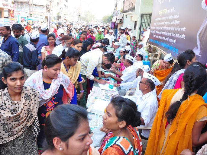 Anti-tax protest agitation in Akola: 50 thousand people signature | अकोल्यात लुटमार टॅक्स विरोधी आंदोलन: अकोलेकरांनी स्वाक्षरी नोंदवून केला करवाढीचा विरोध Anti-tax protest agitation in Akola: 50 thousand people signature | अकोल्यात लुटमार टॅक्स विरोधी आंदोलन: अकोलेकरांनी स्वाक्षरी नोंदवून केला करवाढीचा विरोध