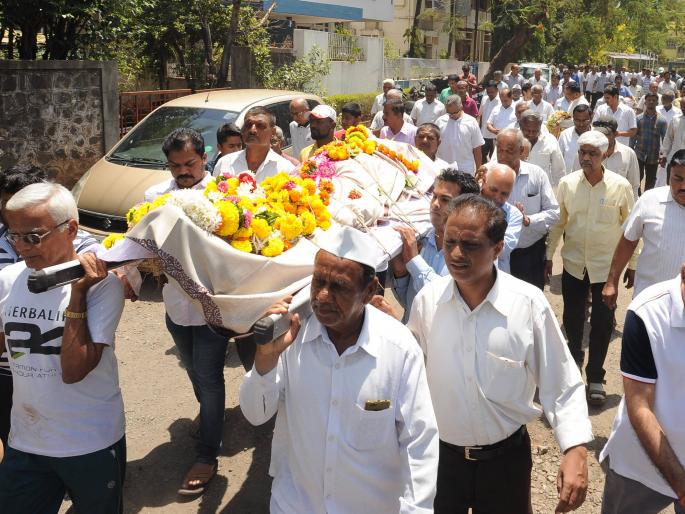 Kolhapur: Dhananjay Gunday merged with Panchayat | कोल्हापूर : धनंजय गुंडे पंचत्वात विलीन, मान्यवरांनी घेतले अंत्यदर्शन