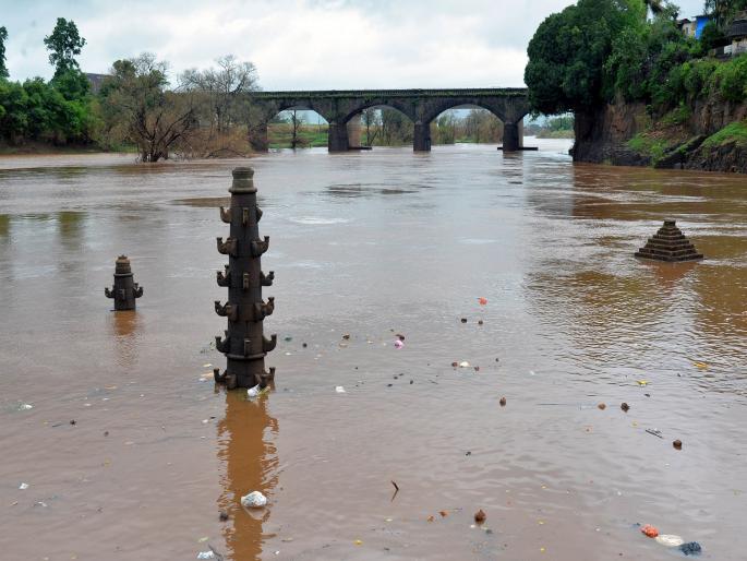 Heavy rain in Kolhapur; Rise in Panchganga water level, 31 dams under water | कोल्हापुरात जोरदार पाऊस; पंचगंगेच्या पाणी पातळीत वाढ, ३१ बंधारे पाण्याखाली Heavy rain in Kolhapur; Rise in Panchganga water level, 31 dams under water | कोल्हापुरात जोरदार पाऊस; पंचगंगेच्या पाणी पातळीत वाढ, ३१ बंधारे पाण्याखाली