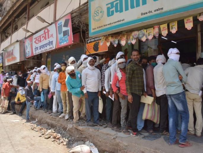 Farmers ran out of bags; Confusion for Mahabeej seeds! | शेतकरी रांगेत अन् बॅगा संपल्या; महाबीजच्या बियाण्यांसाठी उडाला गोंधळ!