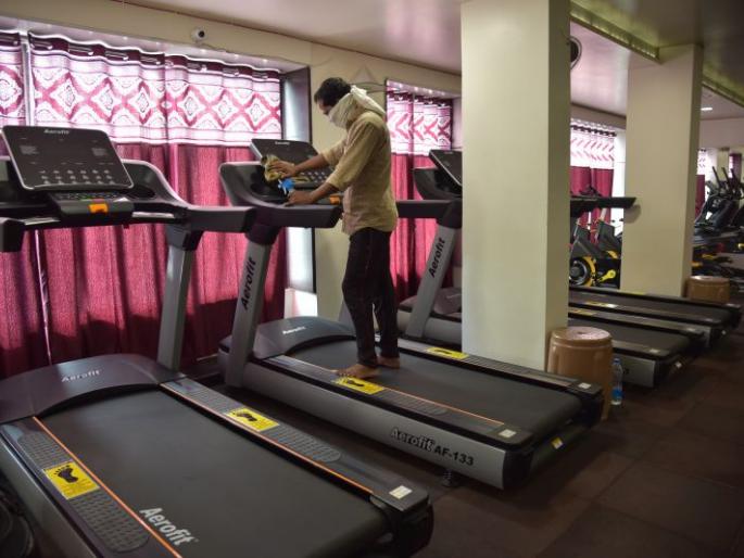 Some gyms open from inside; Regardless of administration | काही जीम बाहेरून बंद, आत सुरू; प्रशासनाचे दुर्लक्ष Some gyms open from inside; Regardless of administration | काही जीम बाहेरून बंद, आत सुरू; प्रशासनाचे दुर्लक्ष