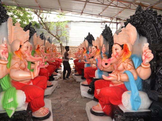 The maths of Ganeshotsav changed the maths; Solapur idols this year in Sangli-Kolhapur! | महापुरामुळं गणेशोत्सवाची गणितं बदलली; सोलापूरच्या मूर्ती यंदा सांगली-कोल्हापुरात ! The maths of Ganeshotsav changed the maths; Solapur idols this year in Sangli-Kolhapur! | महापुरामुळं गणेशोत्सवाची गणितं बदलली; सोलापूरच्या मूर्ती यंदा सांगली-कोल्हापुरात !