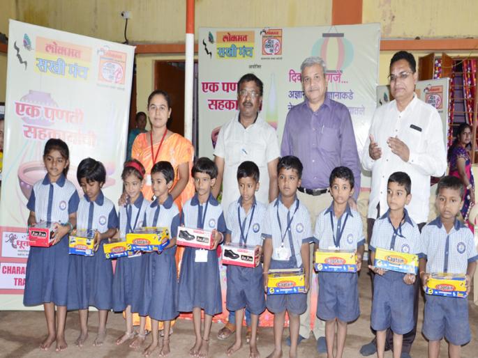 Protection for the bare feet of school children | शाळकरी मुलांच्या अनवाणी पायांना मिळाले संरक्षण Protection for the bare feet of school children | शाळकरी मुलांच्या अनवाणी पायांना मिळाले संरक्षण