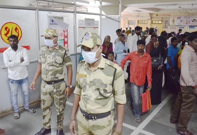 'Anti Corona': also a handkerchief with a mask in the movement | Corona Virus Alert; ‘अँटी कोरोना’: चळवळीत मास्कसोबत रुमालही 'Anti Corona': also a handkerchief with a mask in the movement | Corona Virus Alert; ‘अँटी कोरोना’: चळवळीत मास्कसोबत रुमालही