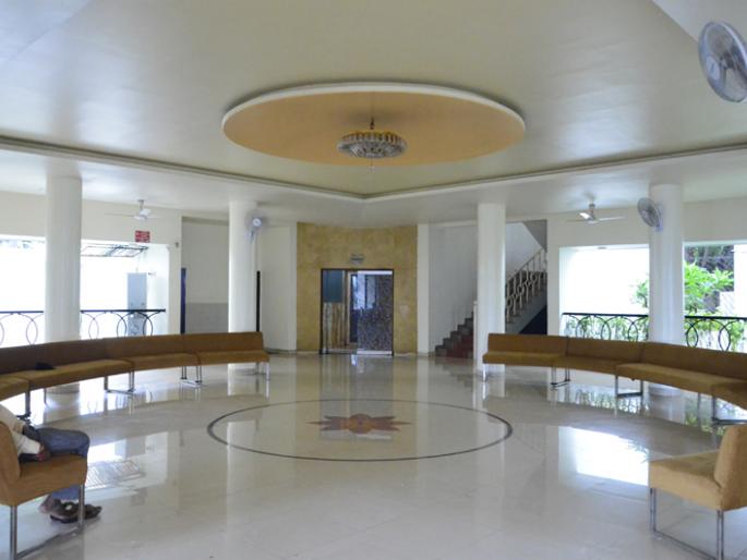 Home Minister Amitabhai arrived, Sofaset and soda doors were changed | बरे झाले गृहमंत्री अमितभाई येऊन गेले, सोफासेट तर सोडाच दरवाजेही बदलले Home Minister Amitabhai arrived, Sofaset and soda doors were changed | बरे झाले गृहमंत्री अमितभाई येऊन गेले, सोफासेट तर सोडाच दरवाजेही बदलले