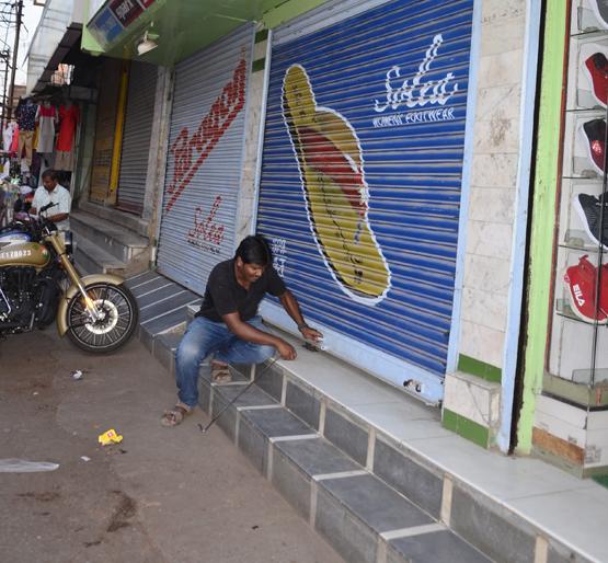 Shutter down for eleven days! | coronavirus; अकरा दिवसांसाठी शटर डाऊन; अत्यावश्यक सेवा वगळता सोलापुरात सर्वच बंद