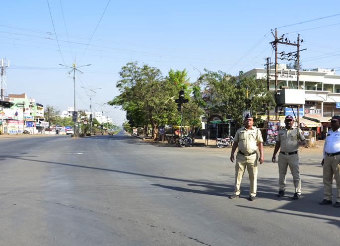 Solapurkar's Auto Curfew; All roads resemble ...! | Janata Curfew; सोलापूरकरांचा स्वयं कर्फ्यू; सर्वच रस्ते सामसूम...!