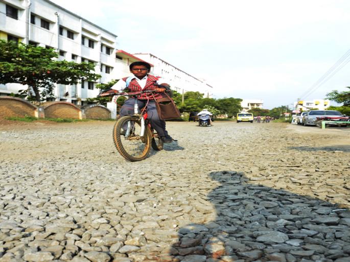 O uncle ... not the asphalt; | ओ काका... डांबरी नव्हे, खडीच्या रस्त्यामुळे उडणाºया धुळीतून गाठतोय शाळा बरं का...! O uncle ... not the asphalt; | ओ काका... डांबरी नव्हे, खडीच्या रस्त्यामुळे उडणाºया धुळीतून गाठतोय शाळा बरं का...!