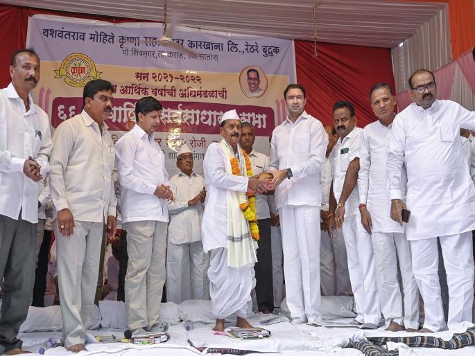 President of Sonhira Sugar Factory, MLA Mohanrao Kadam on the dais at the Annual Meeting of Krishna | काँग्रेसचे आमदार मोहनराव कदम 'कृष्णा'च्या व्यासपीठावर, अतुल भोसले म्हणाले, आता समीकरण बदलले