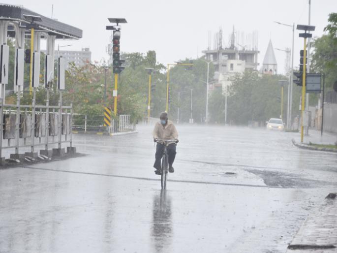 Heavy rains in Solapur; Water in the markets ... | सोलापुरात जोरदार पाऊस; बाजारपेठांमध्ये साचले पाणीच पाणी... Heavy rains in Solapur; Water in the markets ... | सोलापुरात जोरदार पाऊस; बाजारपेठांमध्ये साचले पाणीच पाणी...