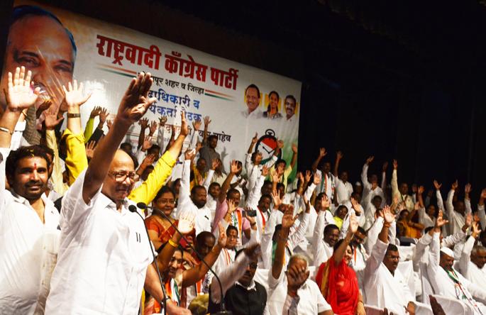 The party paid tribute to those who had left the NCP | राष्ट्रवादी कॉँग्रेस सोडून गेलेल्यांना पक्षाने वाहिली श्रद्धांजली The party paid tribute to those who had left the NCP | राष्ट्रवादी कॉँग्रेस सोडून गेलेल्यांना पक्षाने वाहिली श्रद्धांजली