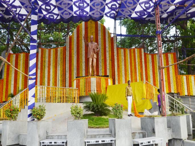 Babasaheb's statue complex decorated with seven hundred kg of colorful flowers | सातशे किलो विविधरंगी फुलांनी सजविला बाबासाहेबांचा पुतळा परिसर Babasaheb's statue complex decorated with seven hundred kg of colorful flowers | सातशे किलो विविधरंगी फुलांनी सजविला बाबासाहेबांचा पुतळा परिसर