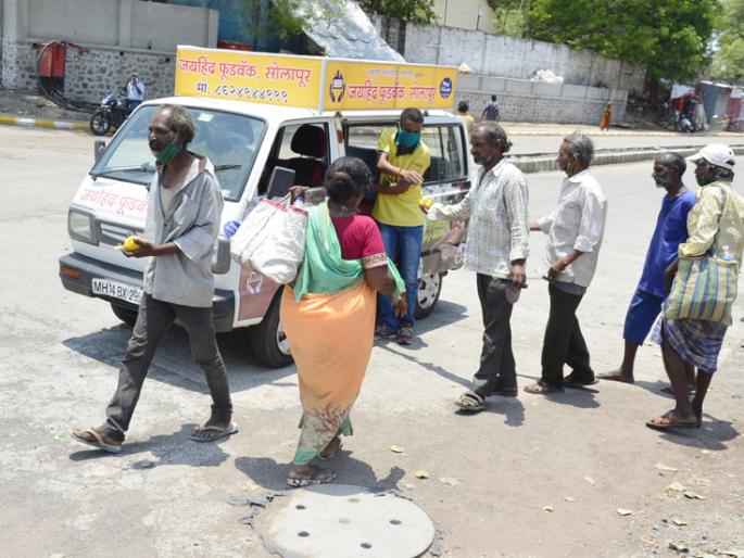 Food cravings in circulation; The bread came, Ray ... saying the hungry ones ran after the car | संचारबंदीत अन्नाची ओढ; भाकरी आली रे... म्हणत भुकेल्यांची गाडीमागे धावाधाव Food cravings in circulation; The bread came, Ray ... saying the hungry ones ran after the car | संचारबंदीत अन्नाची ओढ; भाकरी आली रे... म्हणत भुकेल्यांची गाडीमागे धावाधाव