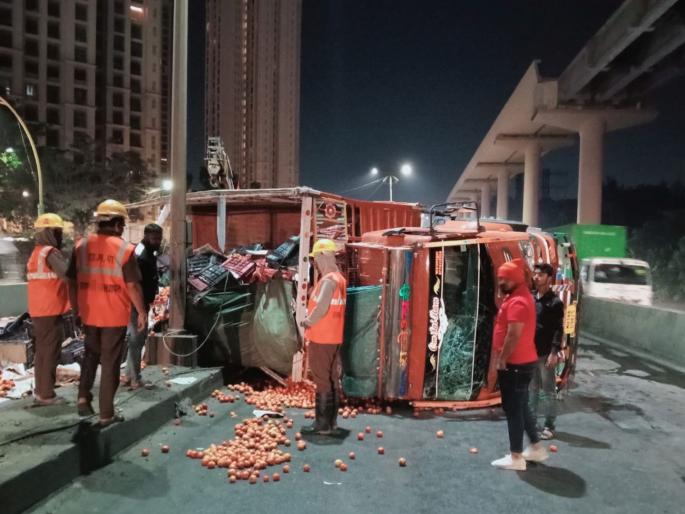 traffic congestion is fifth of Ghodbandar's an overturned tomato truck blocked Ghodbandar road for five hours | वाहतूक कोंडीचा जाच घोडबंदरकरांच्या पाचवीलाच, उलटलेल्या टोमॅटो ट्रकने घोडबंदर रोड पाच तास रोखला