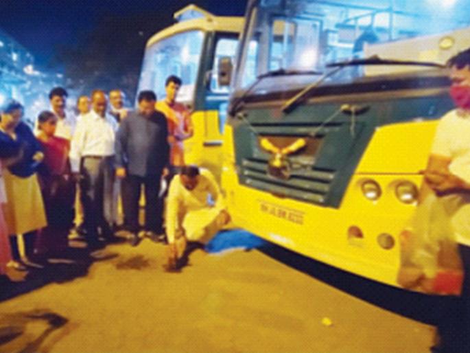 Politics painted from the transport service | परिवहन सेवेवरून रंगले राजकारण Politics painted from the transport service | परिवहन सेवेवरून रंगले राजकारण