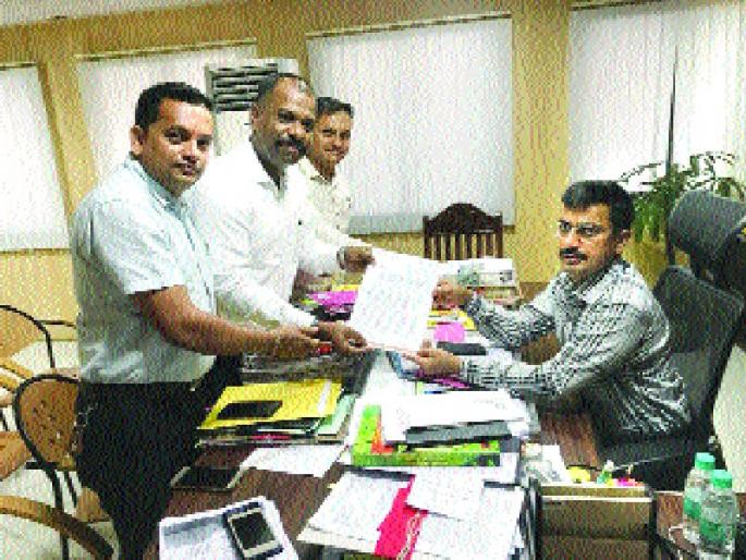 The problem of the Gaothan extension is rediff | गावठाण विस्ताराचा प्रश्न लालफितीच्या विळख्यात The problem of the Gaothan extension is rediff | गावठाण विस्ताराचा प्रश्न लालफितीच्या विळख्यात