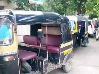 Illegal rickshaw pullers in Bhiwandi | बेकायदा रिक्षाचालकांचा भिवंडीत उच्छाद Illegal rickshaw pullers in Bhiwandi | बेकायदा रिक्षाचालकांचा भिवंडीत उच्छाद