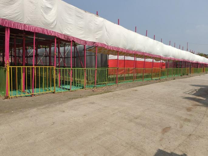 Sprinkler, cooling of coolers for the devotees in the darshan queue in Pandhari | पंढरीतील दर्शन रांगेतील भाविकांना स्प्रिंकलर, कुलरचा थंडावा; दर्शन रांगेत थांबणाऱ्यांसाठी पत्राशेड उभारणी Sprinkler, cooling of coolers for the devotees in the darshan queue in Pandhari | पंढरीतील दर्शन रांगेतील भाविकांना स्प्रिंकलर, कुलरचा थंडावा; दर्शन रांगेत थांबणाऱ्यांसाठी पत्राशेड उभारणी