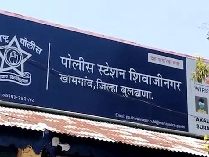 Couple who abducted a minor girl was handcuffed by the police | अल्पवयीन मुलीला पळवून नेणाऱ्या जोडप्याला पोलिसांनी ठोकल्या बेड्या Couple who abducted a minor girl was handcuffed by the police | अल्पवयीन मुलीला पळवून नेणाऱ्या जोडप्याला पोलिसांनी ठोकल्या बेड्या