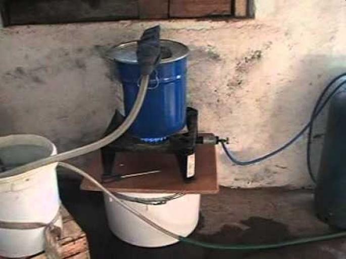 alcohol making under god's place; 11 arrested in Pune | चक्क देव्हाऱ्याखाली हातभट्टी! ११ जणांवर गुन्हे दाखल alcohol making under god's place; 11 arrested in Pune | चक्क देव्हाऱ्याखाली हातभट्टी! ११ जणांवर गुन्हे दाखल