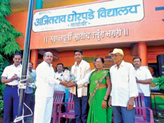 son paid for the separation of poor, deaf parents; Clear competitive exam in first attempt | मुलाने फेडले गरीब, मूकबधिर आई-वडिलांचे पांग; पहिल्याच प्रयत्नात स्पर्धा परीक्षेत यश son paid for the separation of poor, deaf parents; Clear competitive exam in first attempt | मुलाने फेडले गरीब, मूकबधिर आई-वडिलांचे पांग; पहिल्याच प्रयत्नात स्पर्धा परीक्षेत यश