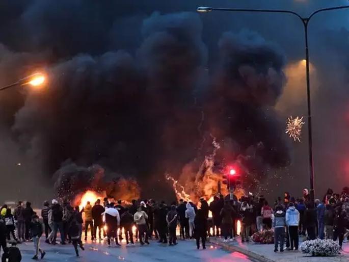 Sweden riots; Insult to the scriptures caused riots in the midnight | स्वीडन पेटले; धर्मग्रंथाचा अपमान झाल्याने मध्यरात्री दंगे भडकले Sweden riots; Insult to the scriptures caused riots in the midnight | स्वीडन पेटले; धर्मग्रंथाचा अपमान झाल्याने मध्यरात्री दंगे भडकले