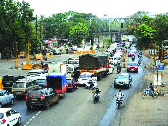 Traffic congestion on Mumbai-Goa highway | मुंबई - गोवा महामार्गावर वाहतूककोंडी Traffic congestion on Mumbai-Goa highway | मुंबई - गोवा महामार्गावर वाहतूककोंडी