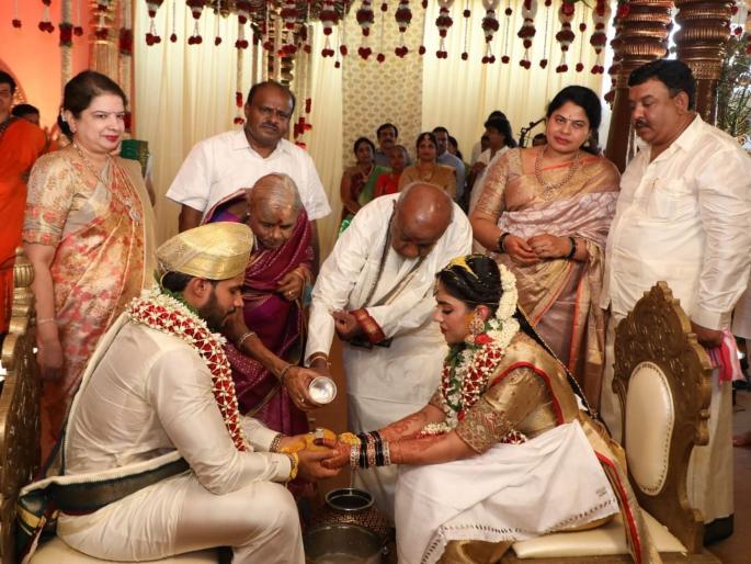 CoronaVirus HD Kumarswamy son Nikhil tied the knot with Revathi in Lockdown hrb | CoronaVirus लॉकडाऊनमध्ये कुमारस्वामींच्या मुलाचे थाटामाटात लग्न; कारवाईचे संकेत CoronaVirus HD Kumarswamy son Nikhil tied the knot with Revathi in Lockdown hrb | CoronaVirus लॉकडाऊनमध्ये कुमारस्वामींच्या मुलाचे थाटामाटात लग्न; कारवाईचे संकेत